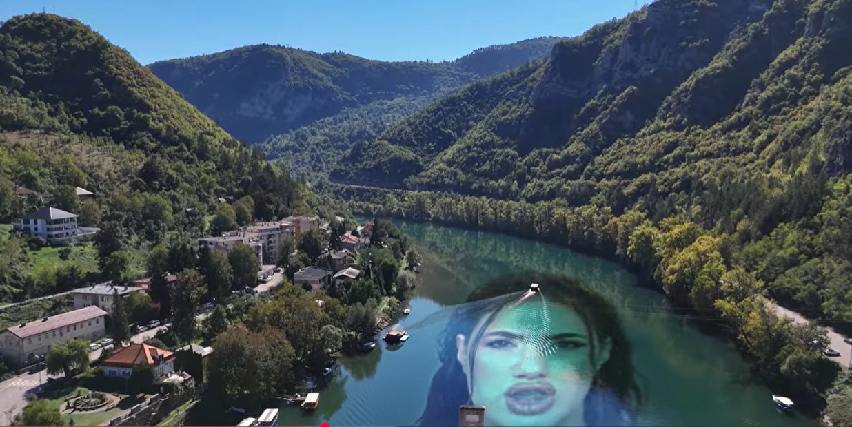 Finalistkinja "Zvezda Granda" šokirala novim potezom, ovo još niste videli: Glumila reku u spotu, a onda i životinje (VIDEO) 7 image 2