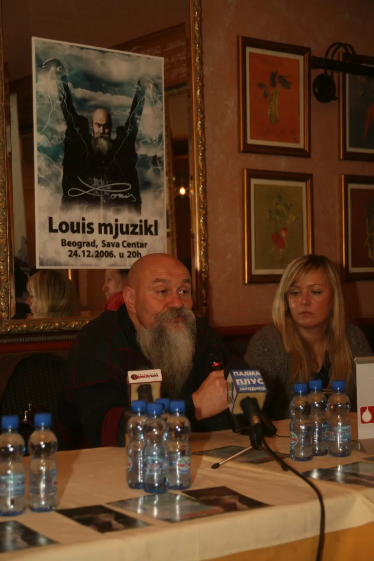 Petnaest godina bez Luisa: Imao je buran ljubavni život, a ovo je pravi razlog zbog kog je nosio haljine 8 luis i supruga 1