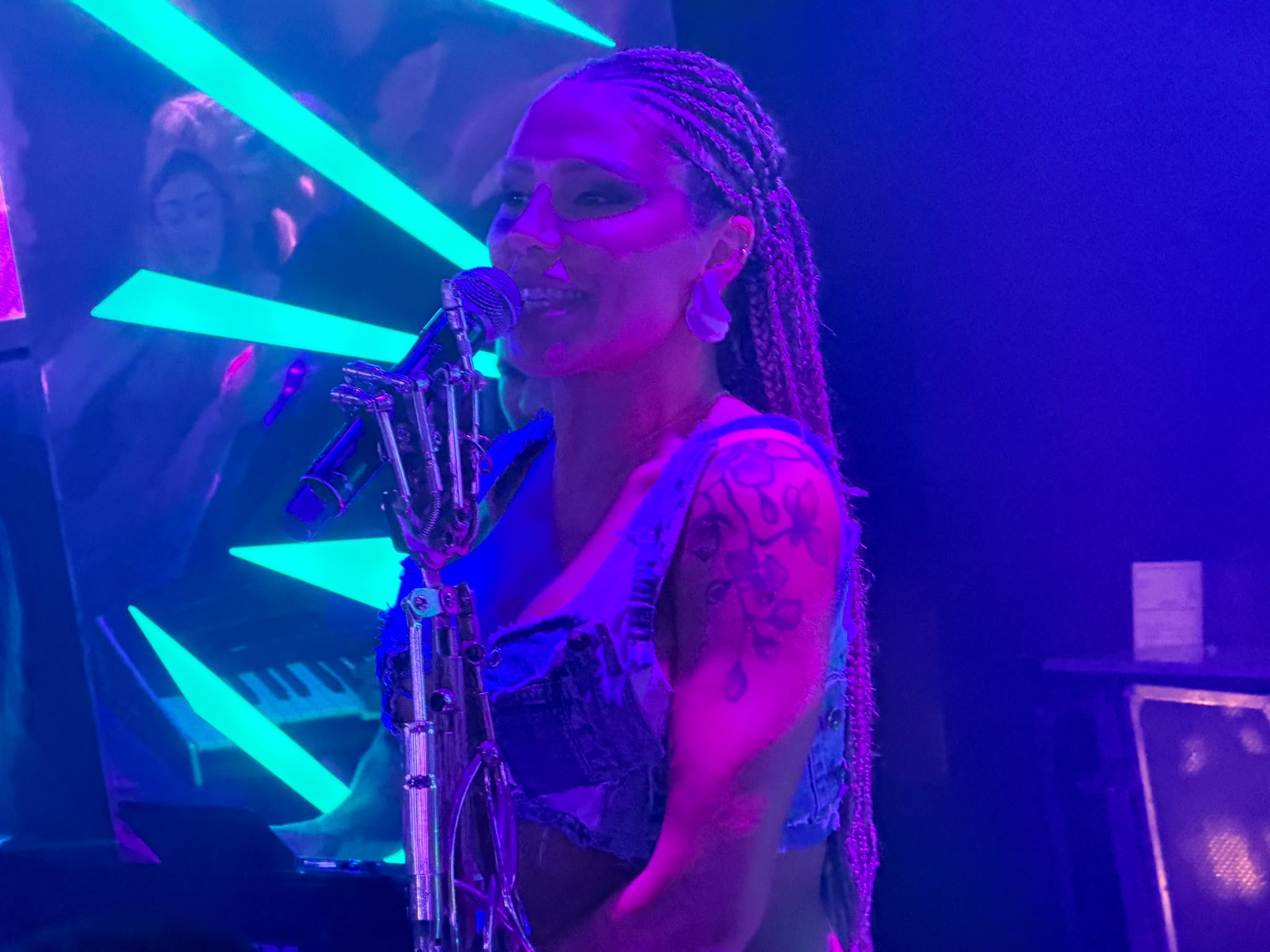Budva na nogama zbog Sandre Afrike: Pesma kojom je otvorila nastup bacila publiku u trans (VIDEO) 5 sandra afrika nas