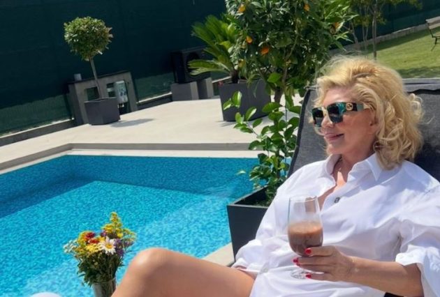 Suzana Mančić pozirala pored bazena, niko ne može da veruje koliko dobro izgleda u 69. godini (FOTO) 14 suzana mmm