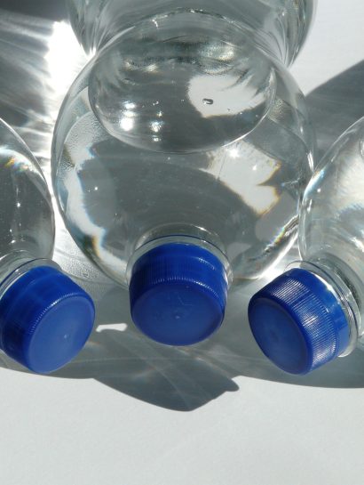 Ostavili ste vodu u plastičnoj flaši na suncu? Stručnjaci otkrivaju da li smete da je popijete 41 voda u plasticnoj flasi