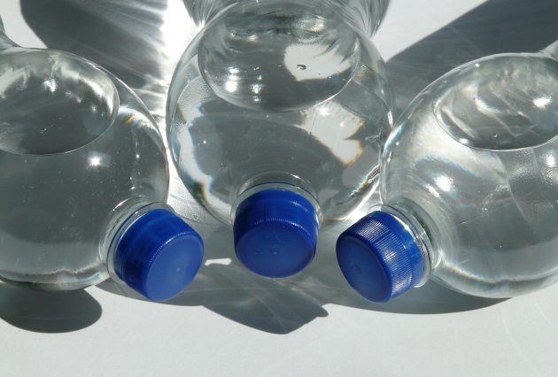 Ostavili ste vodu u plastičnoj flaši na suncu? Stručnjaci otkrivaju da li smete da je popijete 18 voda u plasticnoj flasi