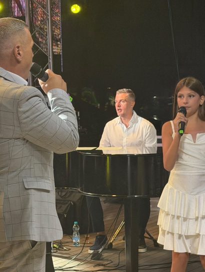 Emotivna scena na Zlatiboru: Vladimiru Jovanovu Senti se na bini pridružila ćerka (VIDEO) 26 0f4c336a 1215 4905 8eb9 2eb26e70764c