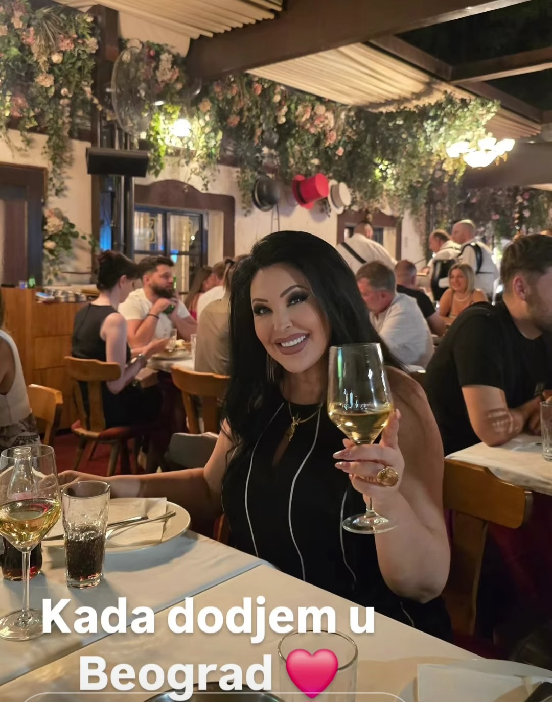 Dragana Mirković lumpovala po Skadarliji: Muzička zvezda u provodu u srcu Beograda (FOTO) 7 Dragana Mirkovic 6