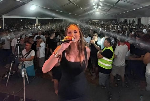 "Sin je dobio stan, ja planinu" Pevačica nasledila ogromno bogatstvo, sad uživa na plaži u porodičnoj idili (FOTO) 12 Goga Sekulic 1