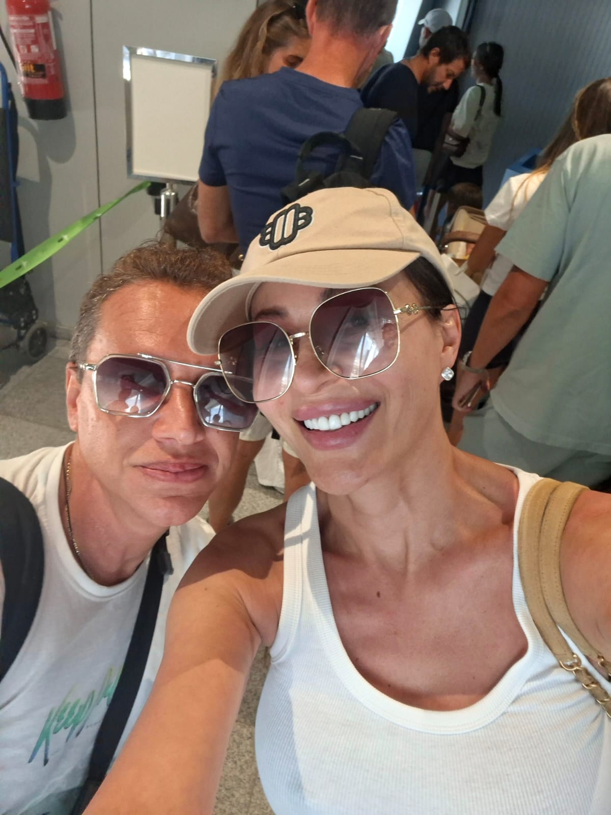 Ceca se "maskirala" za putovanje, ali nije uspela da zavara Grandovog novinara u Španiji: Selfi pred ukrcavanje u avion (FOTO) 8 IMG 20260806 WA0004