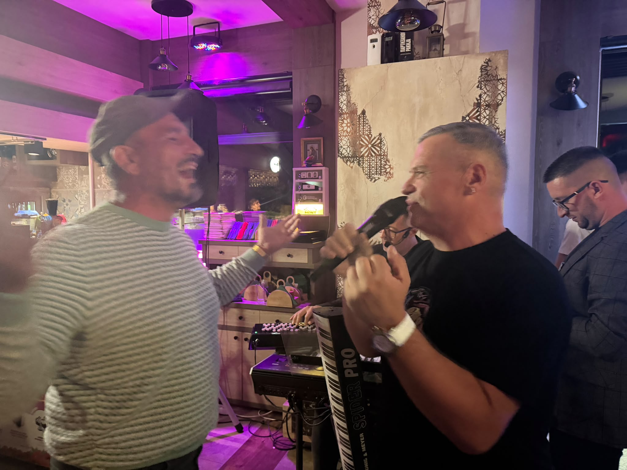 Na afteru kod Sente: Nakon spektakla u centru Zlatibora žurka takmičara "Nikad nije kasno" nastavljena do kasno u noć (VIDEO) 2 IMG 20260820 WA0000