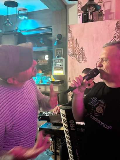 Na afteru kod Sente: Nakon spektakla u centru Zlatibora žurka takmičara "Nikad nije kasno" nastavljena do kasno u noć (VIDEO) 29 IMG 20260820 WA0002