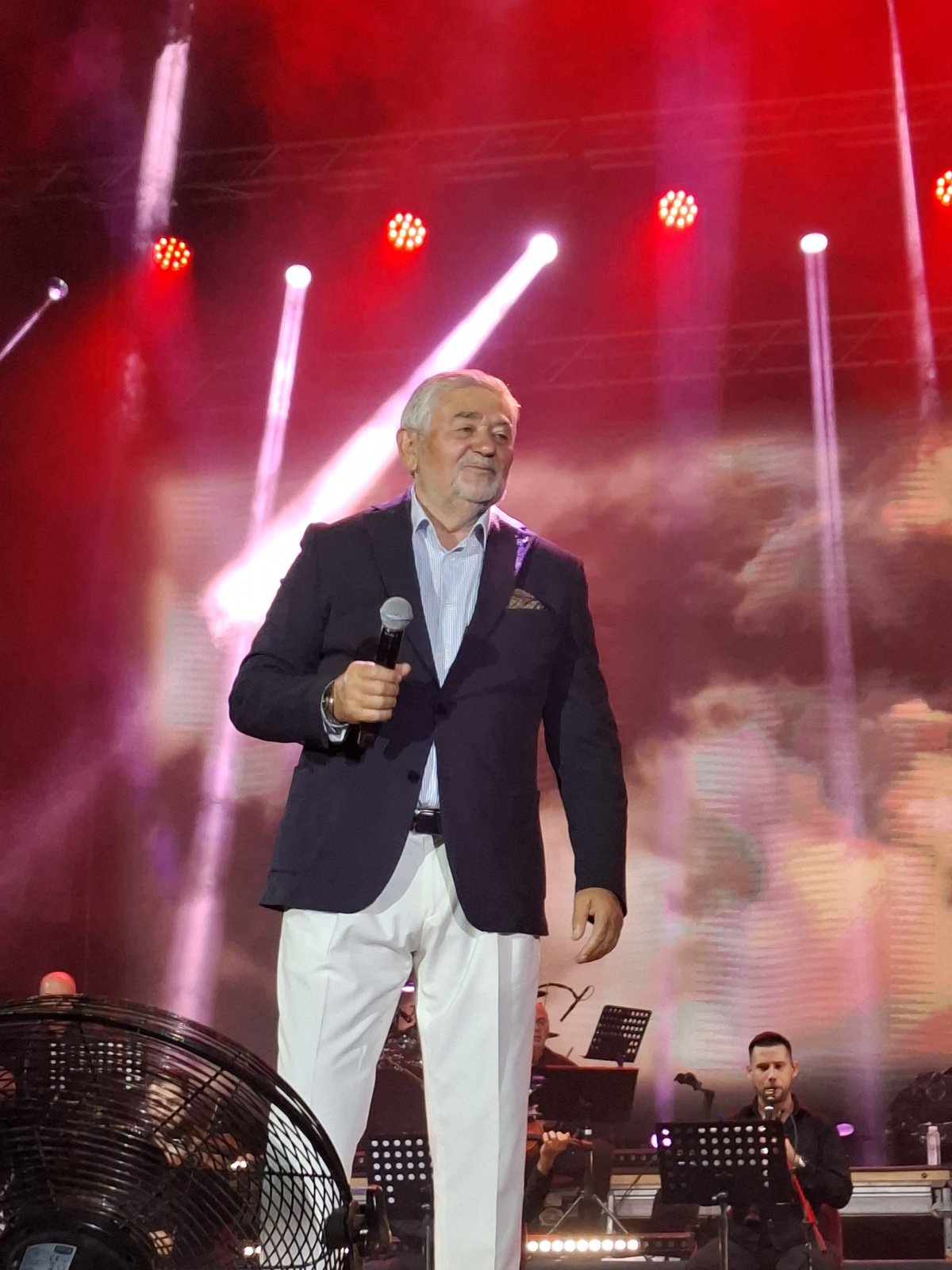 Radiša Urošević izazvao delirijum na koncertu Milančeta Radosavljevića, ponosan što je u gostima kod kolege: "On zaslužuje svaku vrstu poštovanja" 5 IMG 5a59958094fe85a65c181dee1274bb56 V