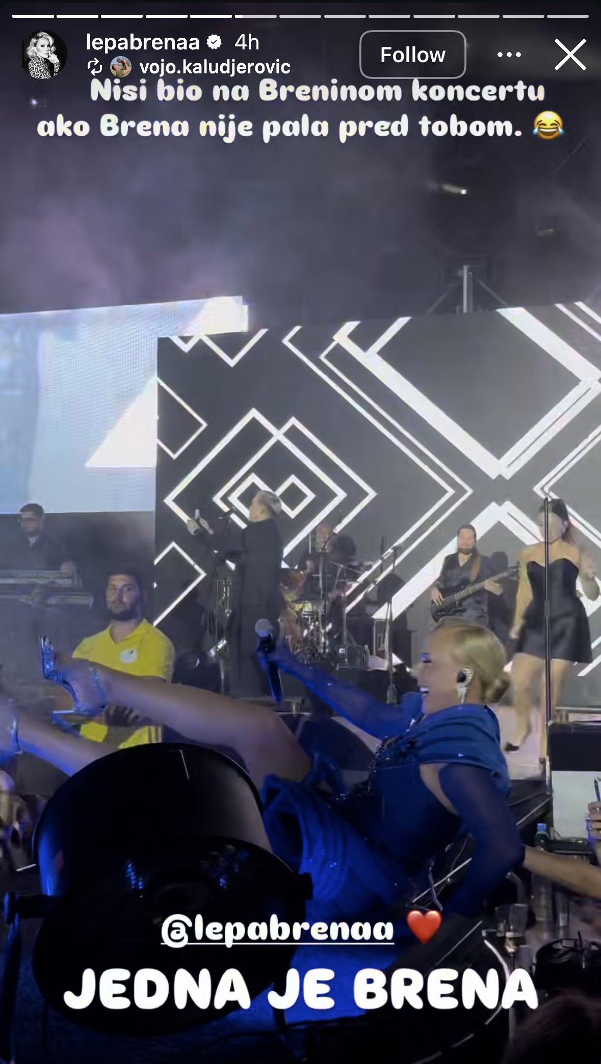 Lepa Brena pala usred nastupa u Budvi, pa sve iznenadila reakcijom: Ovo mogu samo najveće zvezde (VIDEO) 6 IMG 5628