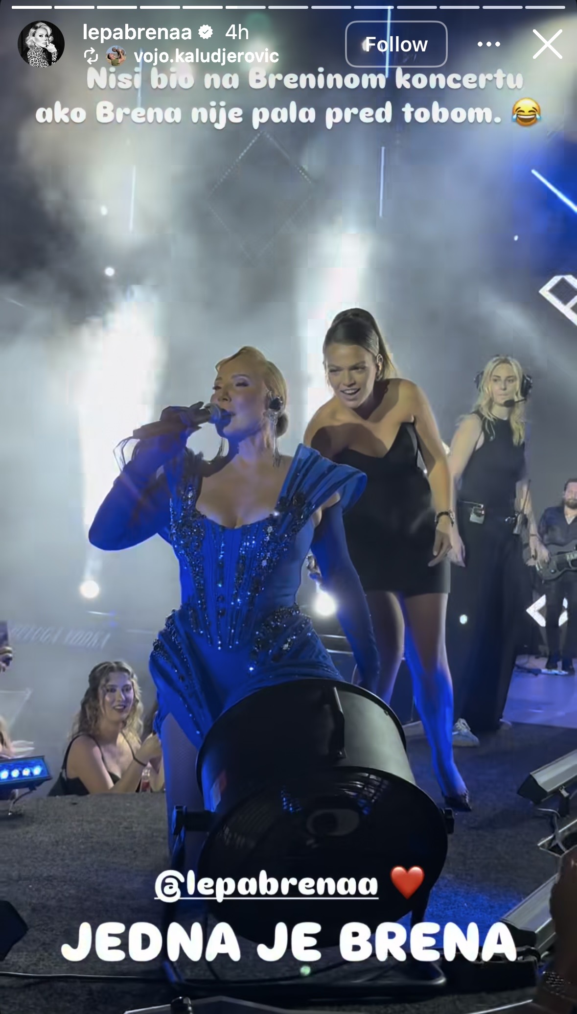 Lepa Brena pala usred nastupa u Budvi, pa sve iznenadila reakcijom: Ovo mogu samo najveće zvezde (VIDEO) 7 IMG 5631