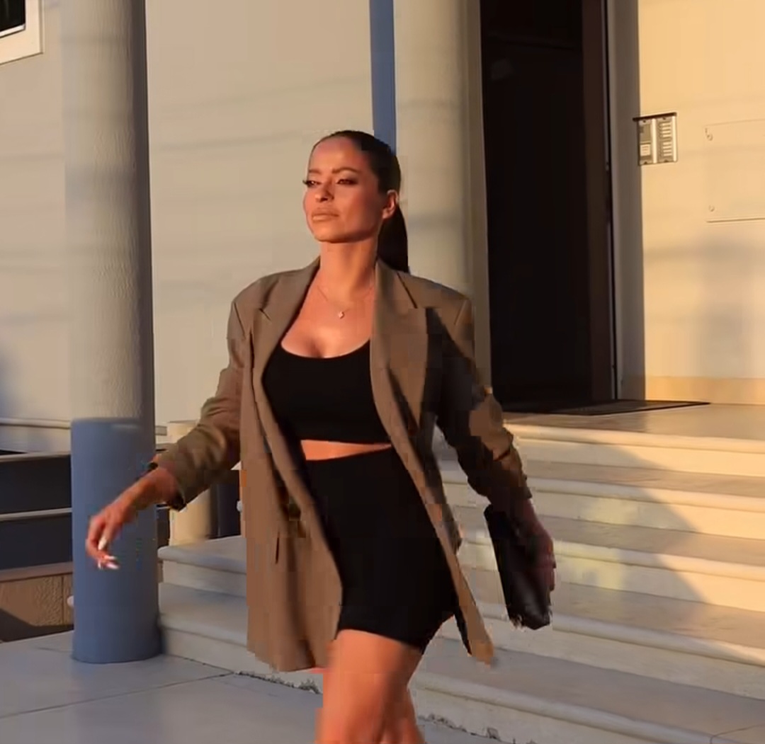 Ima se, može se: Kaća i Darko Lazić uživaju u dvorskom konaku, ispod tornja ogroman bazen (FOTO) 9 Katarina Lazic
