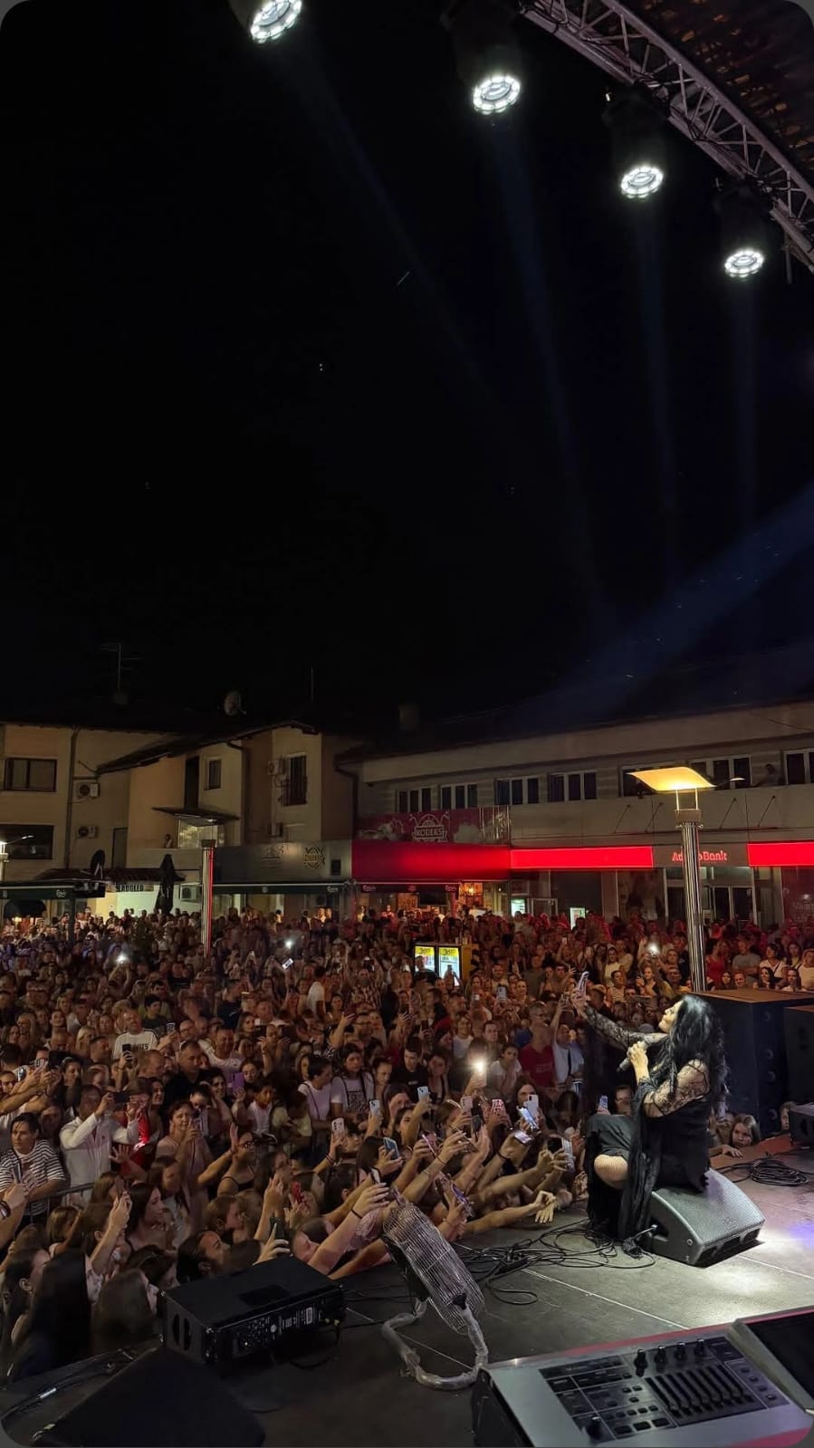 Dragana Mirković priredila noć za pamćenje u Laktašima: Rekordan broj ljudi pevao sa njom uglas (FOTO) 9 PHOTO 2026 08 01 10 22 53 2