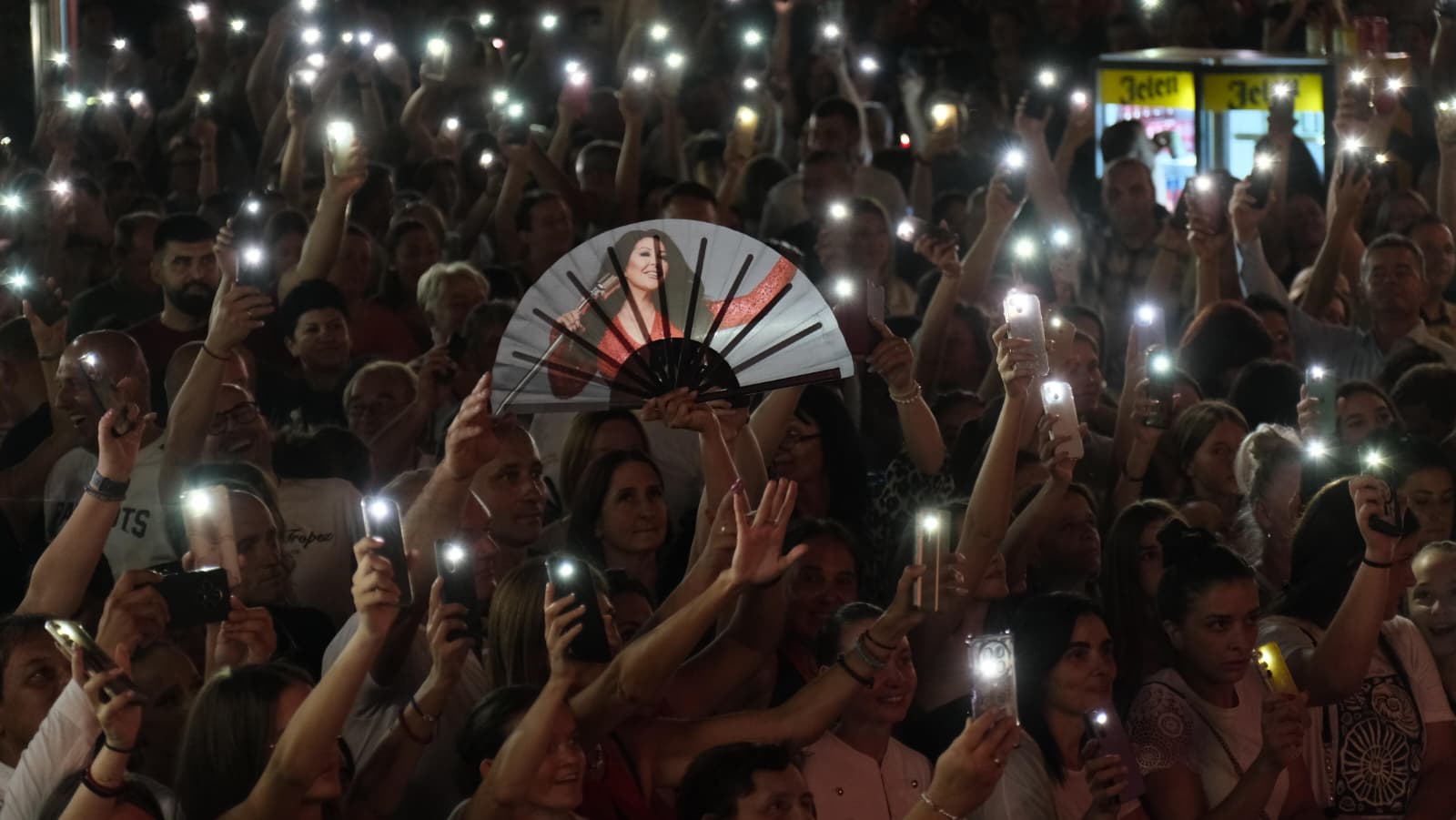 Dragana Mirković priredila noć za pamćenje u Laktašima: Rekordan broj ljudi pevao sa njom uglas (FOTO) 5 PHOTO 2026 08 01 10 22 53