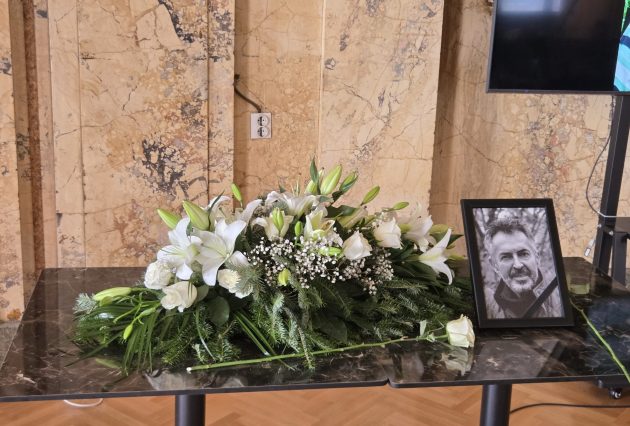 Velika tuga u "Radio Beogradu": Danas se održava komemoracija Veliboru Žujoviću, među prisutnima i poznata lica Granda 13 PHOTO 2026 08 18 11 49 53