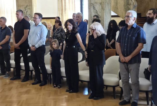 Slomljeni od bola: Supruga, ćerka, unuka i zet Velibora Žujovića zajedno na komemoraciji, sve vreme se držali jedno uz drugo 13 PHOTO 2026 08 18 12 09 25