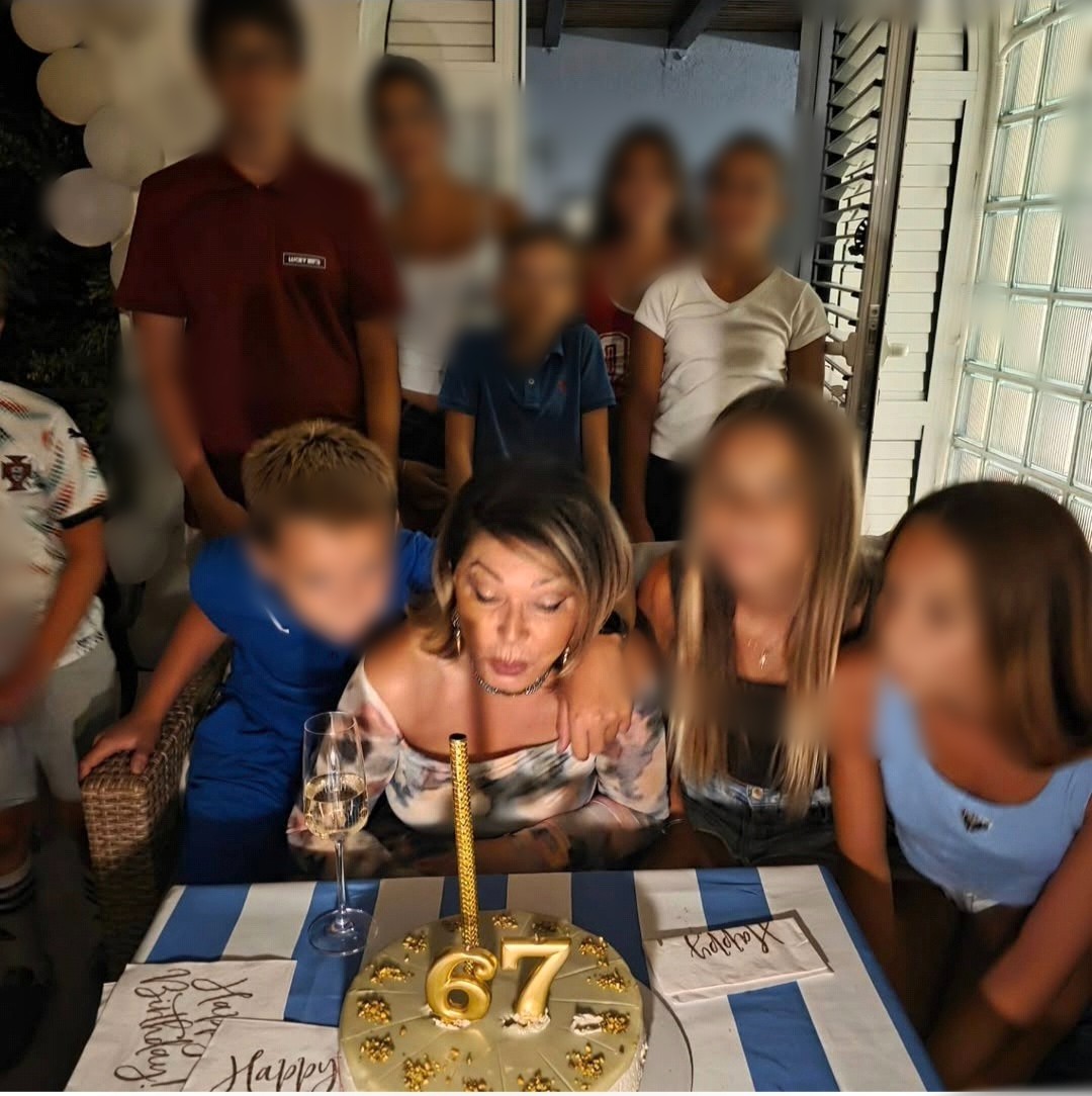Slavlje kod Nede Ukraden: Pevačica grmi u bikiniju, niko ne veruje koliko ima godina (FOTO) 6 Screenshot 20260816 115911 Instagram 1