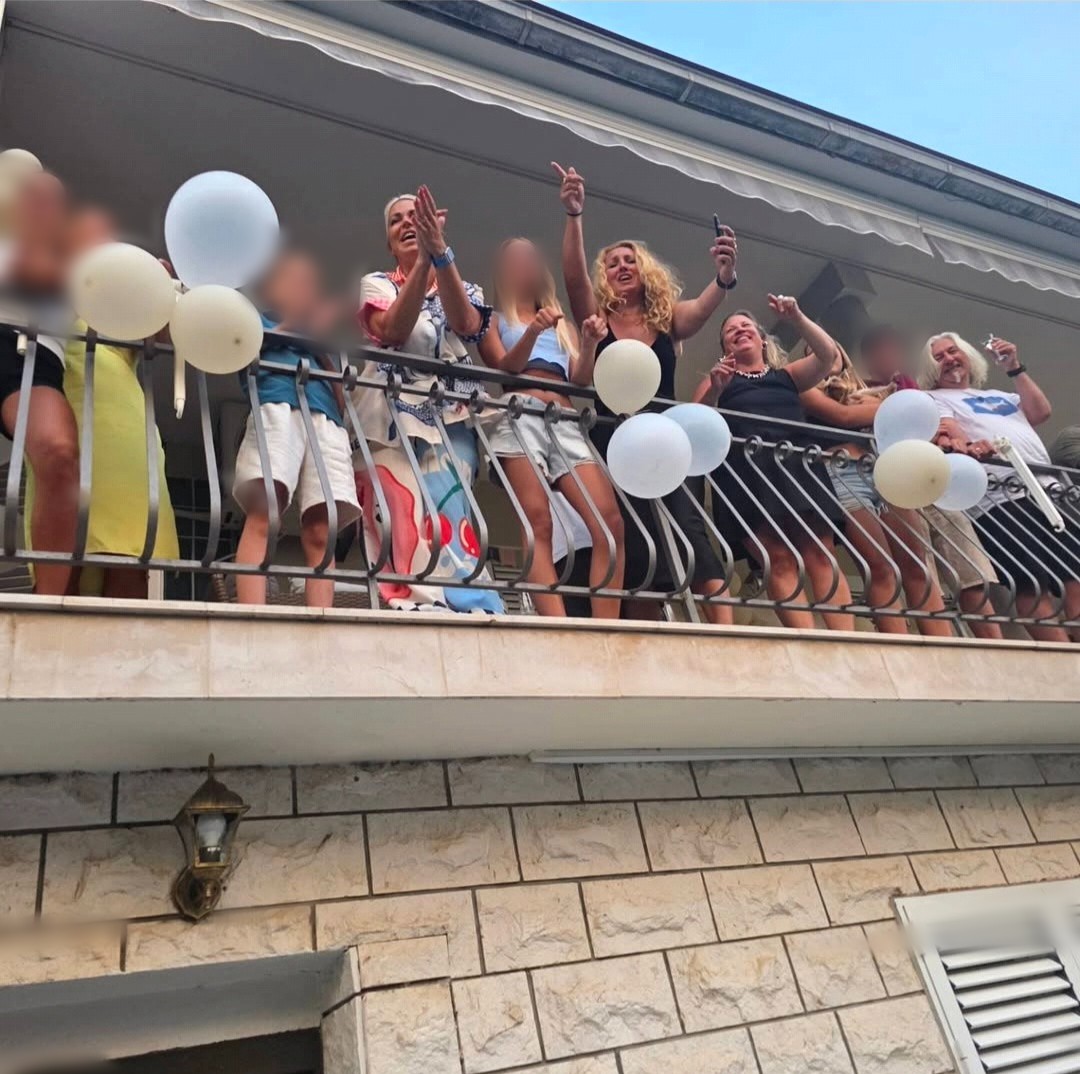 Slavlje kod Nede Ukraden: Pevačica grmi u bikiniju, niko ne veruje koliko ima godina (FOTO) 7 Screenshot 20260816 120011 Instagram 1
