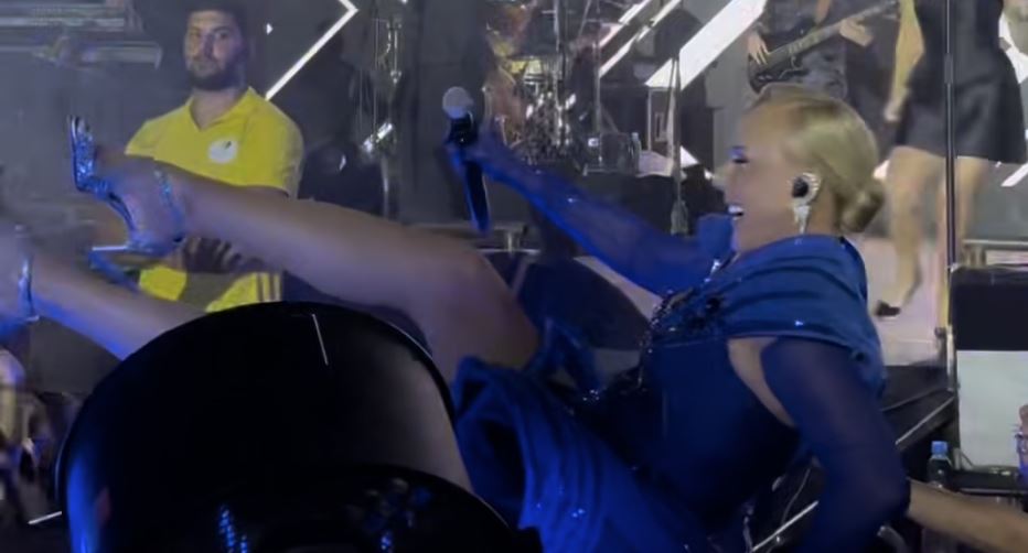 Nije samo Brena: Ovo su poznate ličnosti koje su padale na sceni, neki padovi bili su prava drama (VIDEO) 5 bren