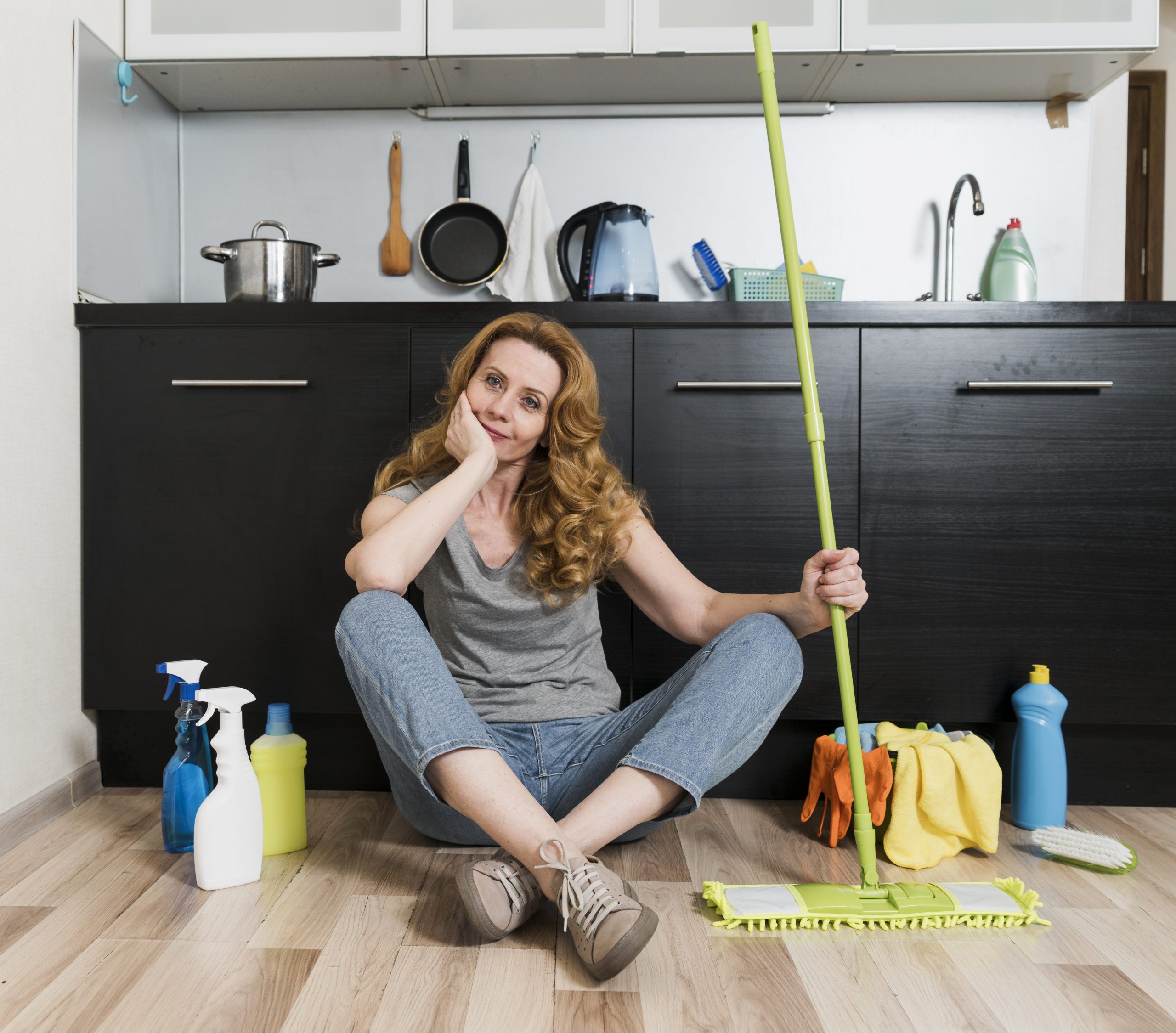 Sutra je prvi septembar: Ako vas već danas hvata potreba da sređujete kuću i menjate rutinu, postoji razlog 5 front view woman holding mop with cleaning products