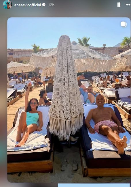 Ana Sević u kupaćem kostimu na Mikonosu ostavila sve bez daha, a onda pokazala kako uživa sa suprugom na plaži (FOTO) 7 image 1 26