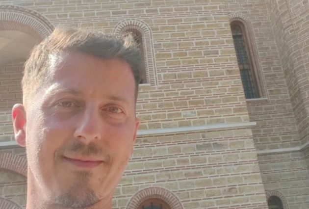 Dinča sa suprugom i decom otišao u manastir, pevač se oglasio iz Grčke: "Čekao sam dva sata" (FOTO) 14 image 7 6