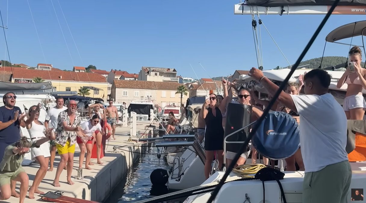 Marija Šerifović napravila žurku na moru: Zapevala "Molitvu", ljudi se okupili oko jahte i pevali uglas (VIDEO) 10 marija serifovic 1