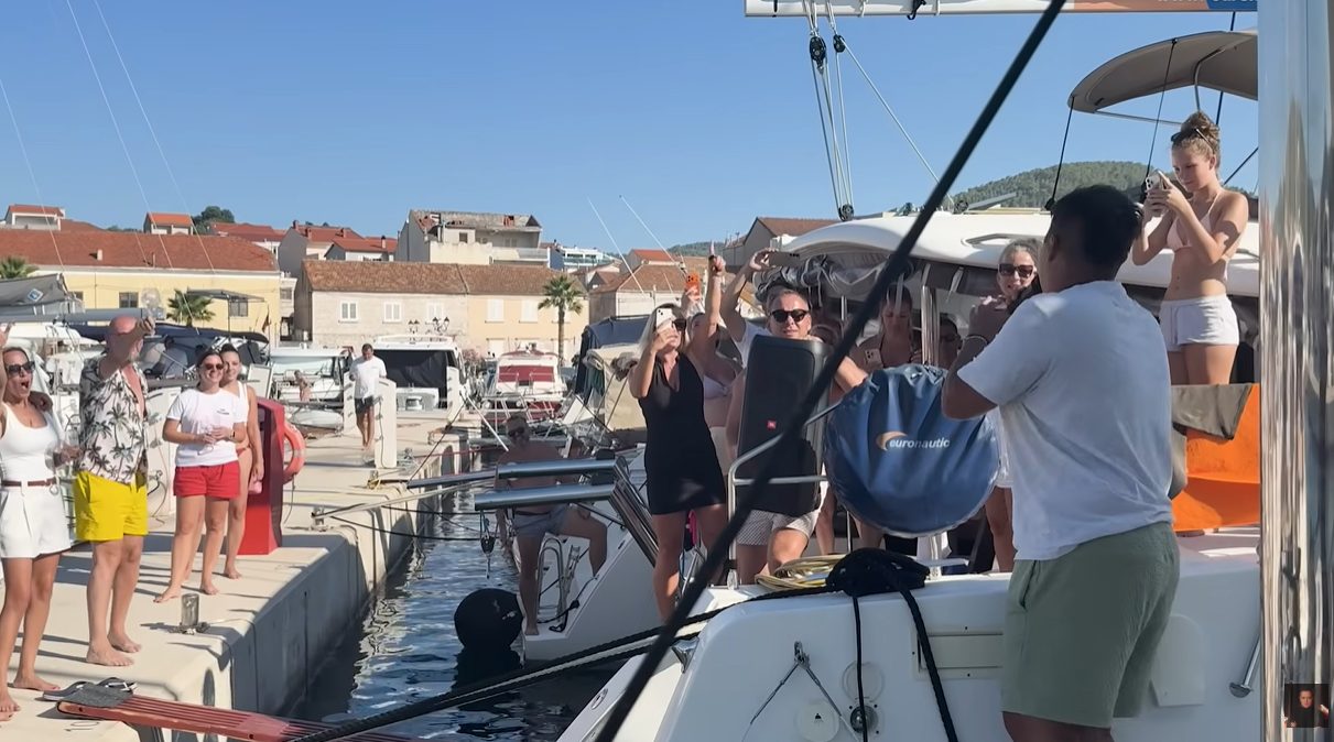 Marija Šerifović napravila žurku na moru: Zapevala "Molitvu", ljudi se okupili oko jahte i pevali uglas (VIDEO) 9 marija serifovic peva