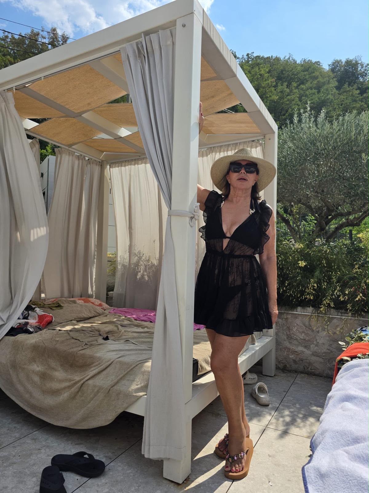 Paparazzo iz Crne Gore: Neda Ukraden u kupaćem i providnoj haljinici mami poglede na plaži (FOTO) 7 neda ukraden u kupaćem