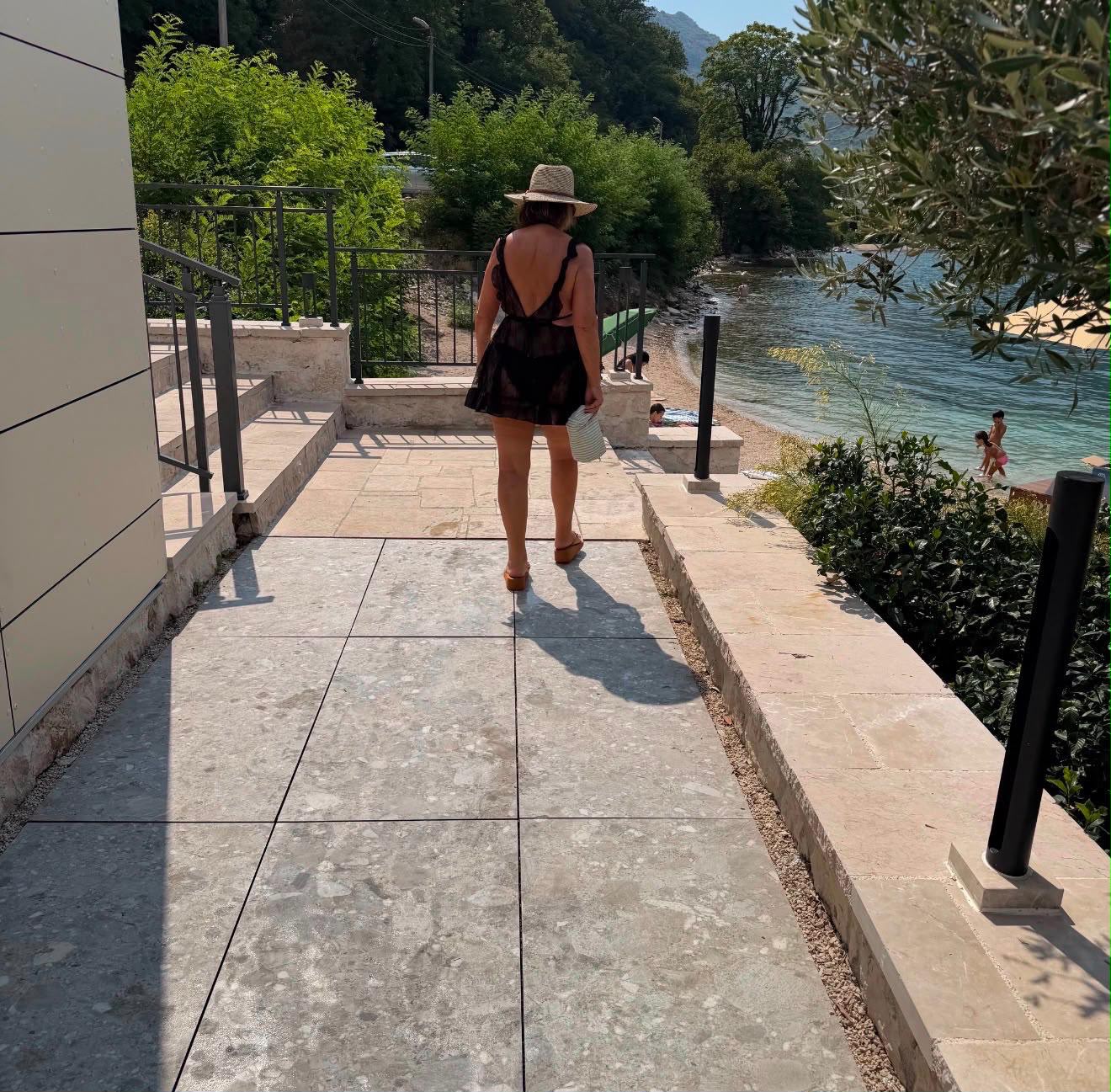 Paparazzo iz Crne Gore: Neda Ukraden u kupaćem i providnoj haljinici mami poglede na plaži (FOTO) 6 neda ukraden u kupaćem
