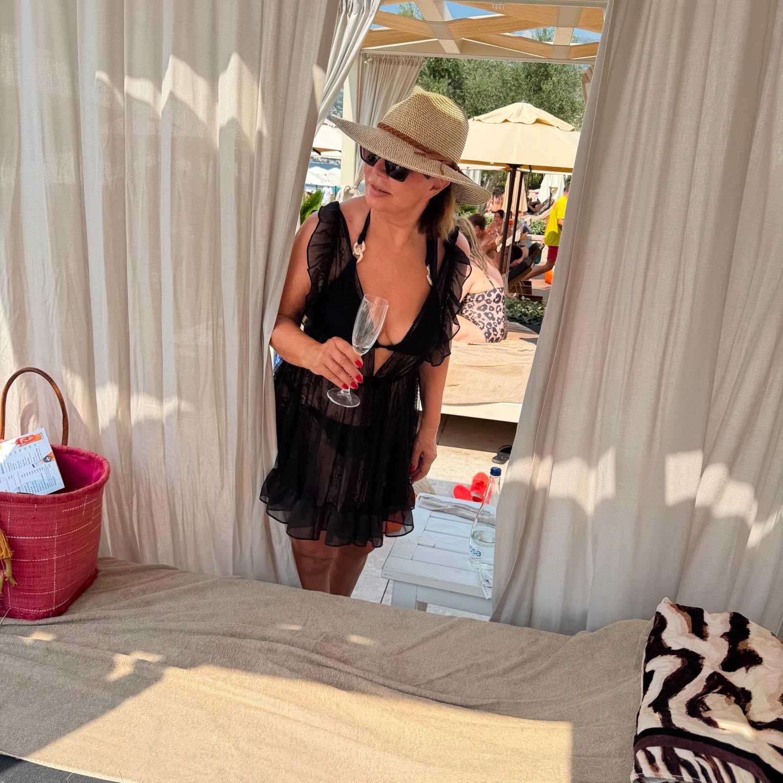 Paparazzo iz Crne Gore: Neda Ukraden u kupaćem i providnoj haljinici mami poglede na plaži (FOTO) 9 neda ukraden pevacica
