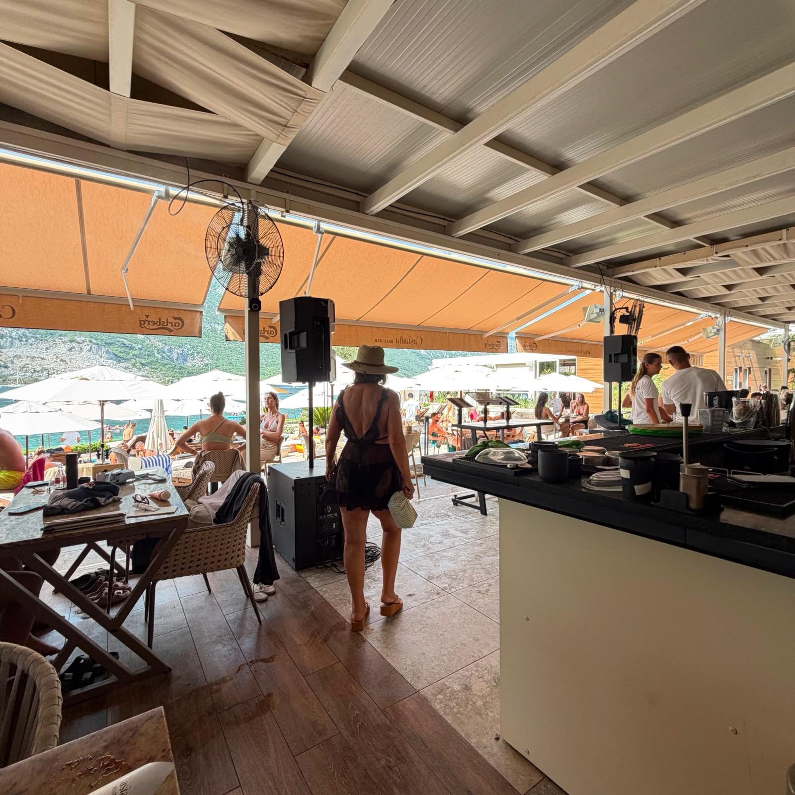 Paparazzo iz Crne Gore: Neda Ukraden u kupaćem i providnoj haljinici mami poglede na plaži (FOTO) 5 neda ukraden u kupaćem